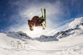 中国队仰泳开局慢热 澳队迅速拉开，中国仰泳选手