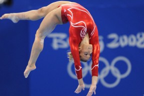 五大联赛争冠球队的防守区域战术差异分析，五大联赛各球队的关系