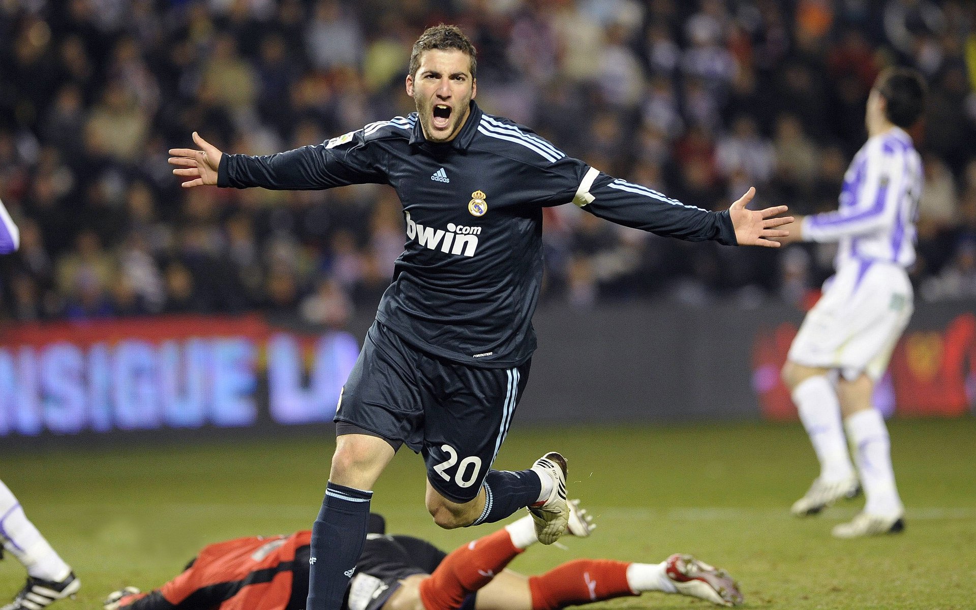 足球产业链：从青训到转播的全产业生态，足球产业主要经营内容